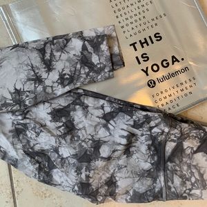 Lululemon leggings only worn once size 6!